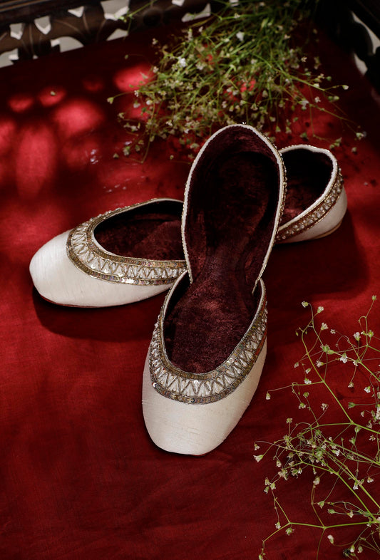 Shagufta White Silk Embroidered Velvet Juttis サイズ EU35