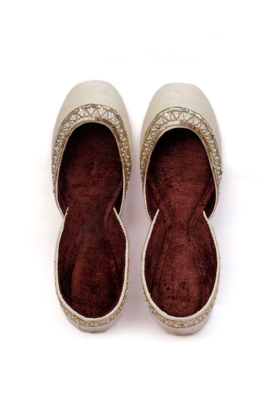 Shagufta White Silk Embroidered Velvet Juttis サイズ EU35