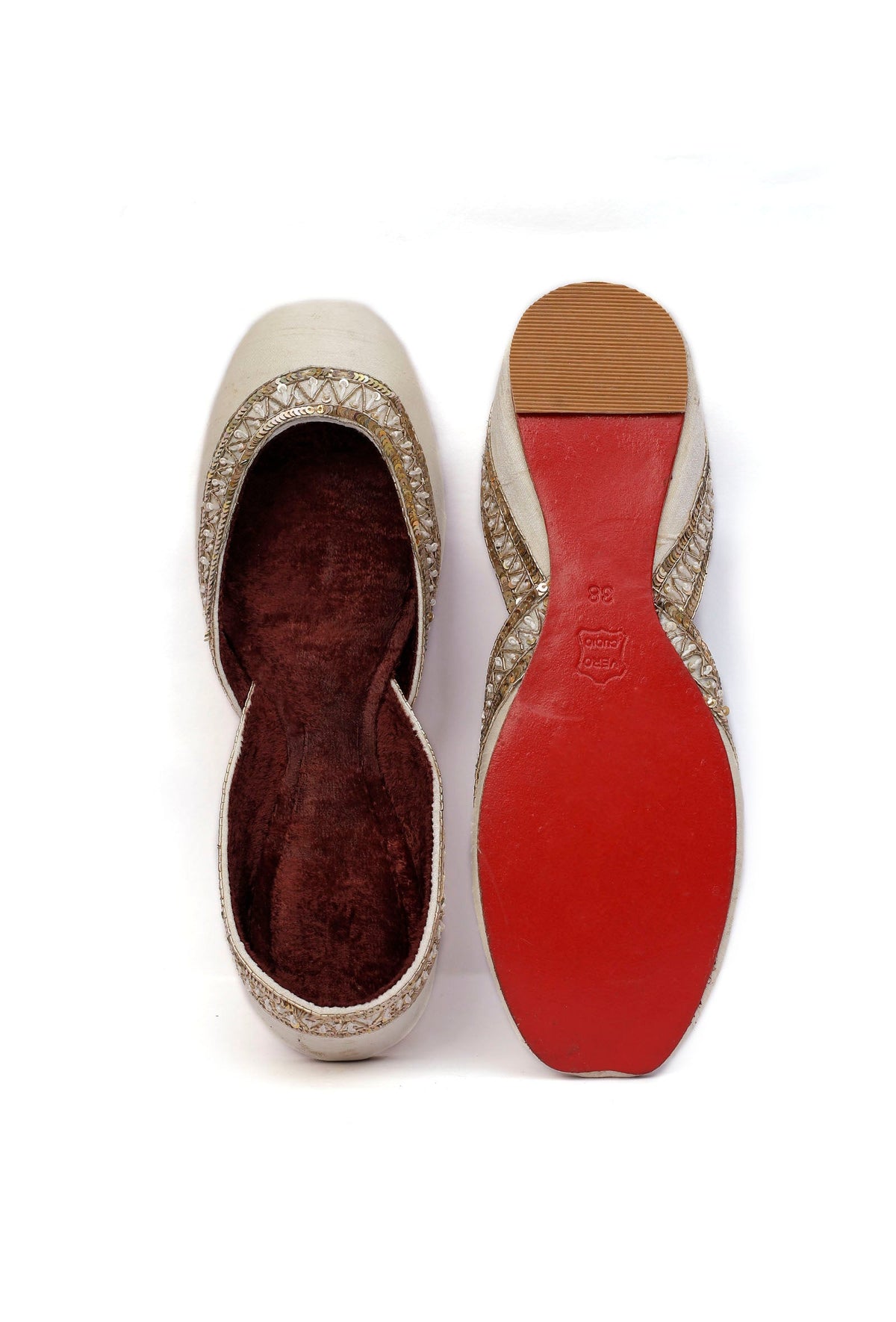 Shagufta White Silk Embroidered Velvet Juttis サイズ EU35
