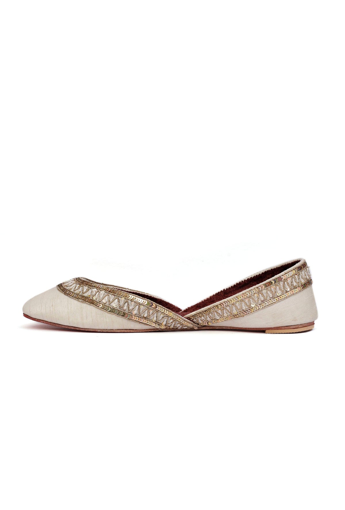 Shagufta White Silk Embroidered Velvet Juttis サイズ EU35