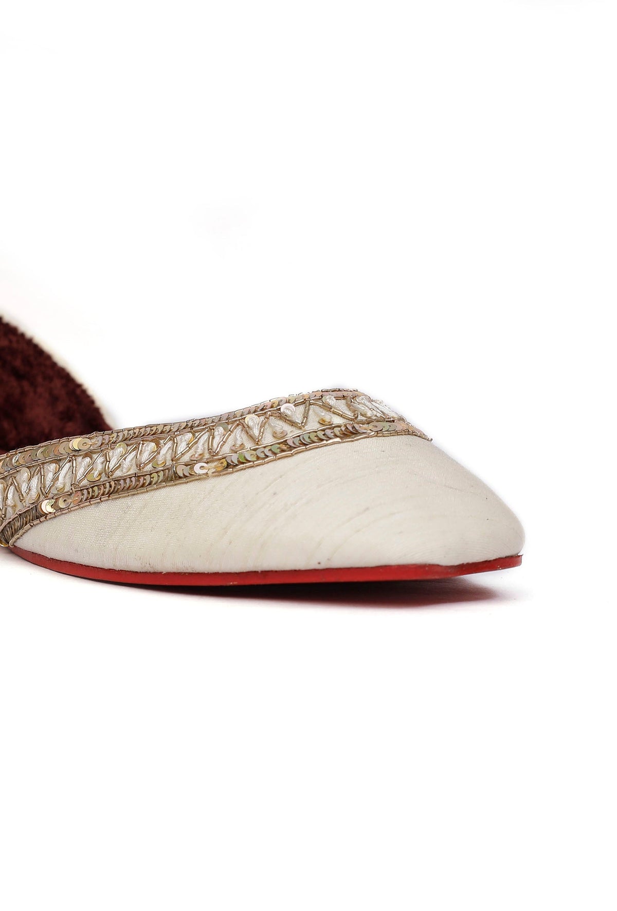 Shagufta White Silk Embroidered Velvet Juttis サイズ EU35