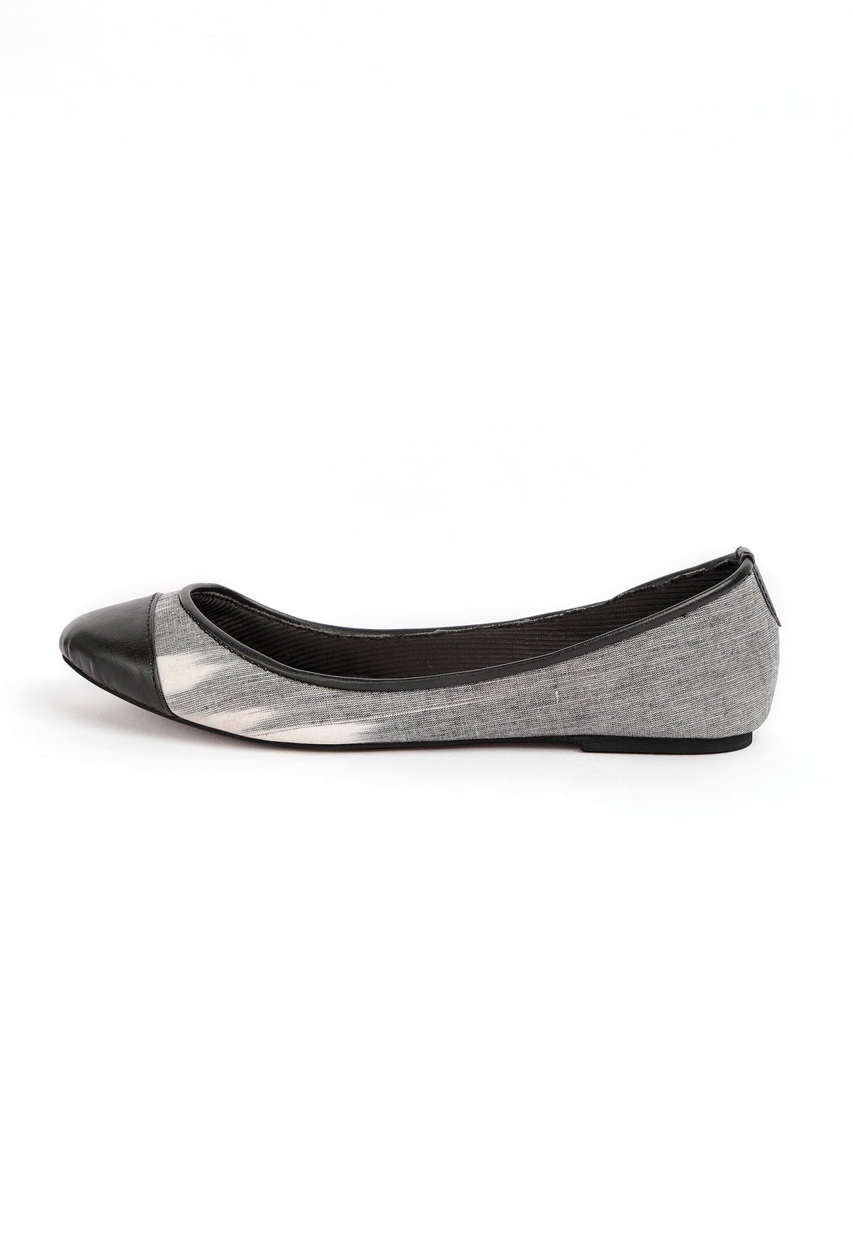 Black and White Ikat Cruelty Free Leather Flat Ballerinas サイズ EU37