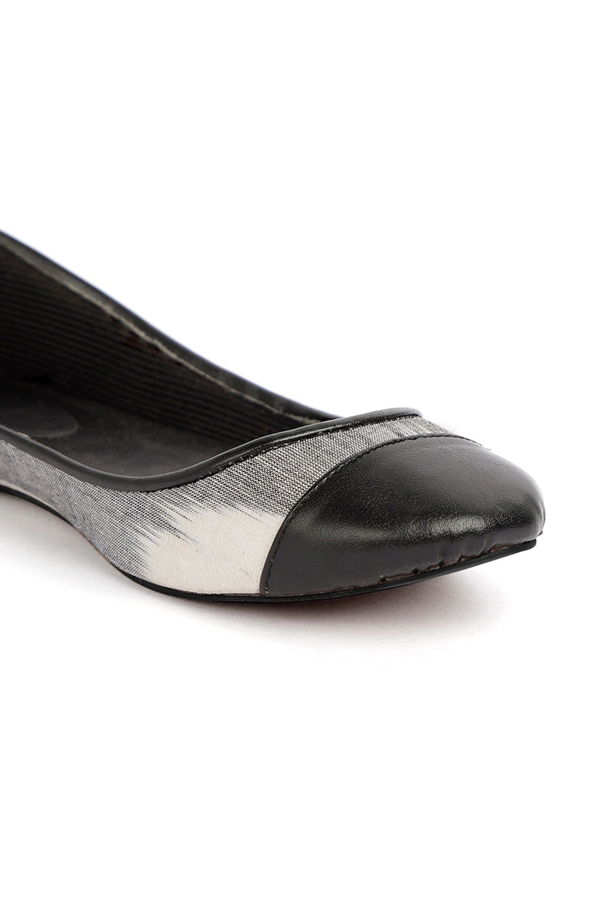 Black and White Ikat Cruelty Free Leather Flat Ballerinas サイズ EU38