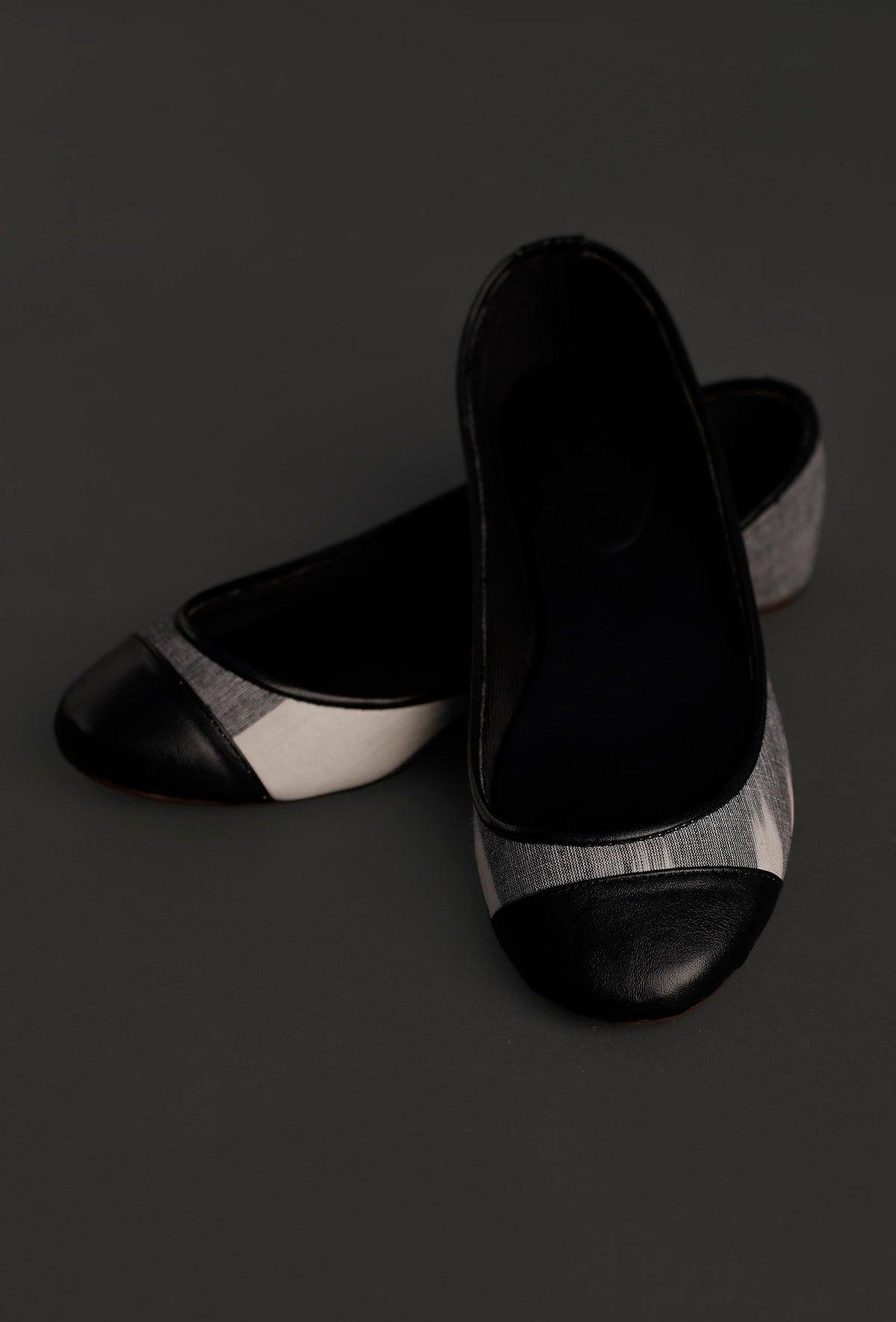 Black and White Ikat Cruelty Free Leather Flat Ballerinas サイズ EU42