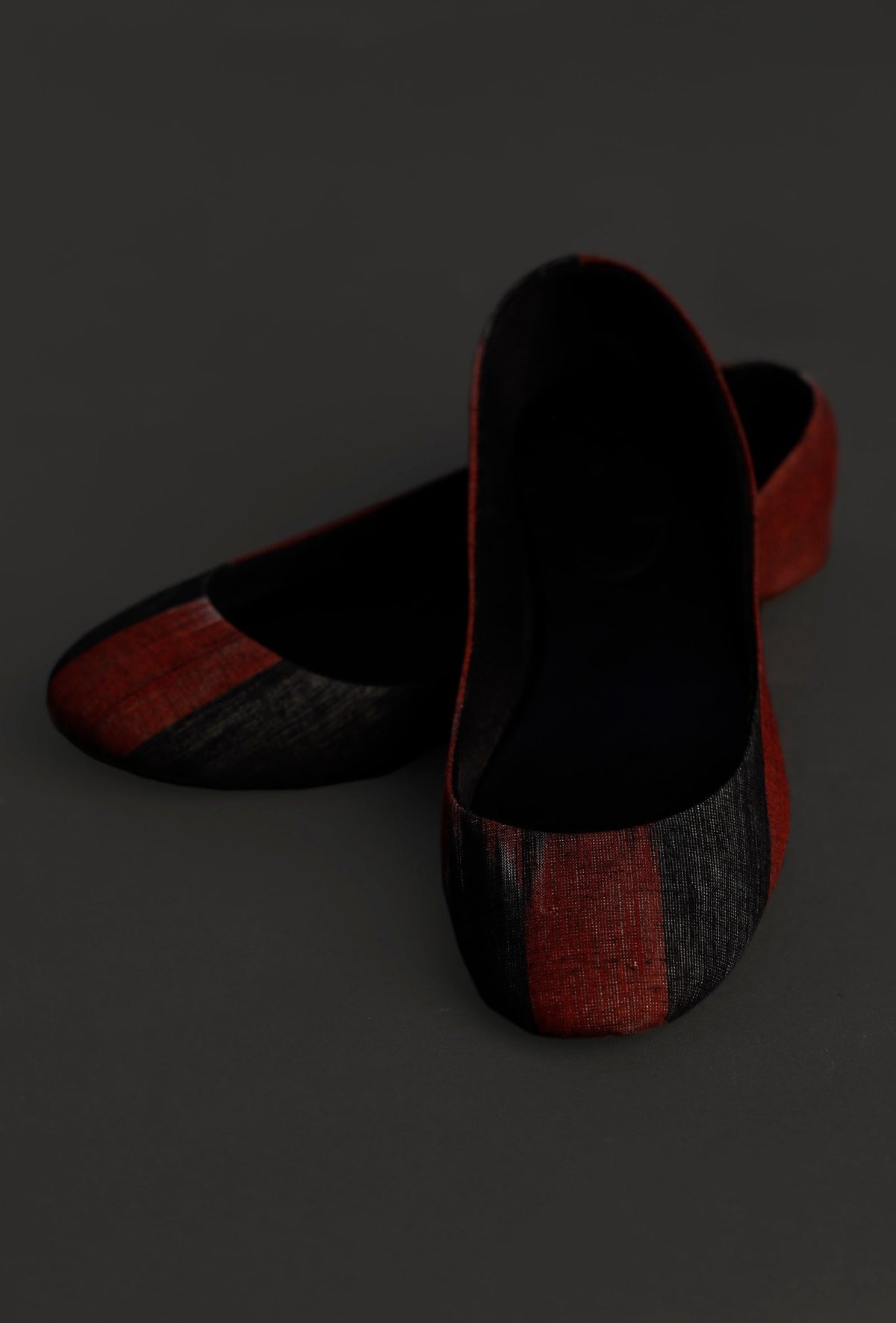 Red and Black Ikat Cruelty Free Leather Flat Ballerinas サイズ EU40