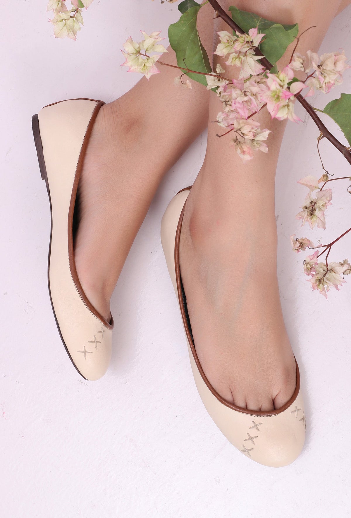 Cream White Cruelty Free Leather Flat Ballerinas サイズ EU38