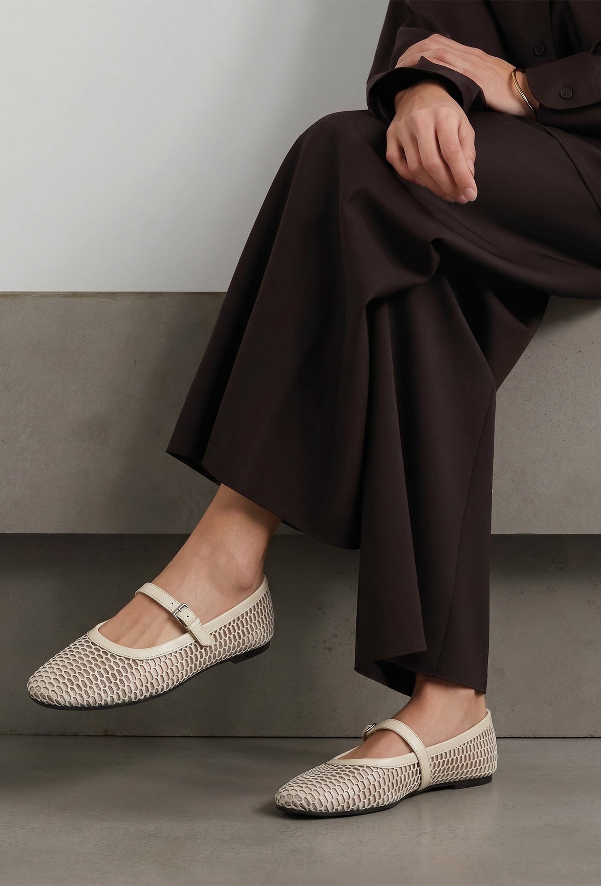 Beige Mesh Mary Jane Ballet Flats with an Adjustable Buckle サイズ EU40