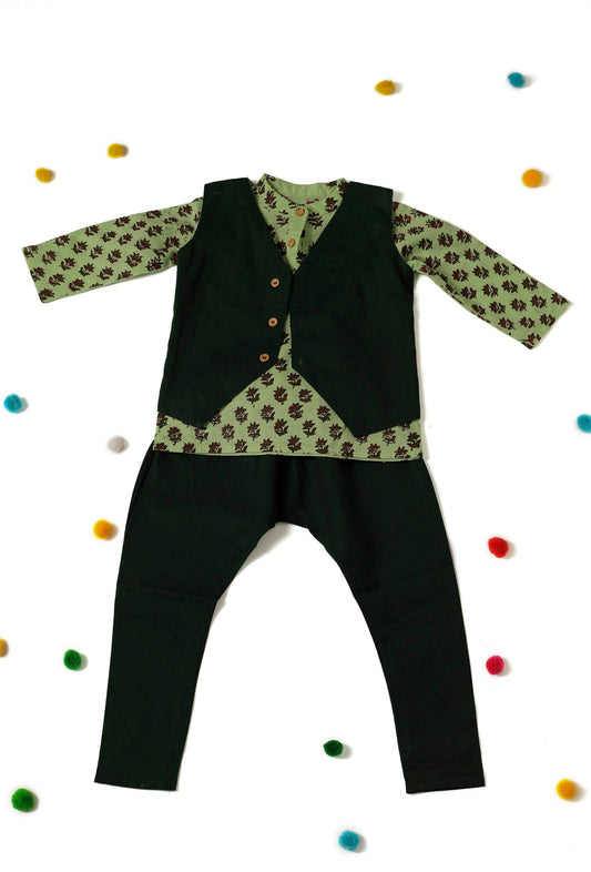 Set of 3: Bishop Green Cotton Shirt with Black Pants and Cotton Waistcoat サイズ 6〜9か月