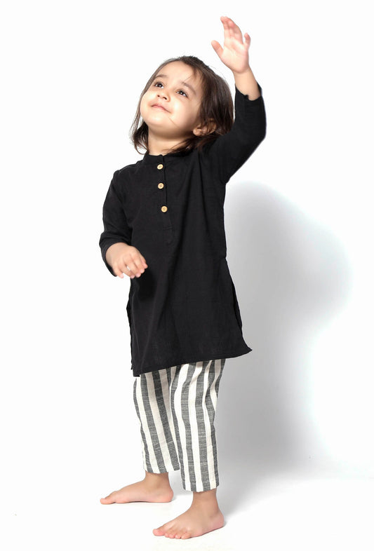 Set of 2 - Mulan Black Handblock Cotton Kurta with Green Stripes Pants サイズ 4〜5歳