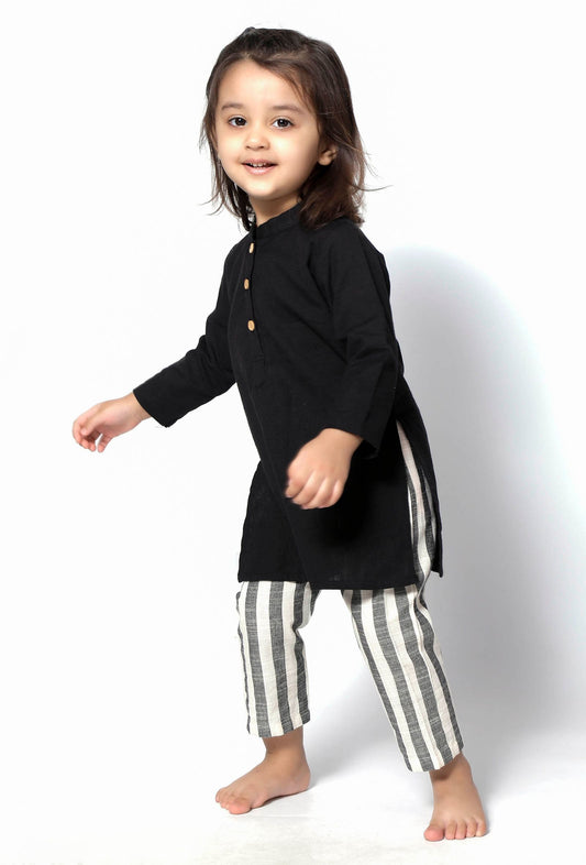 Set of 2 - Mulan Black Handblock Cotton Kurta with Green Stripes Pants サイズ 4〜5歳