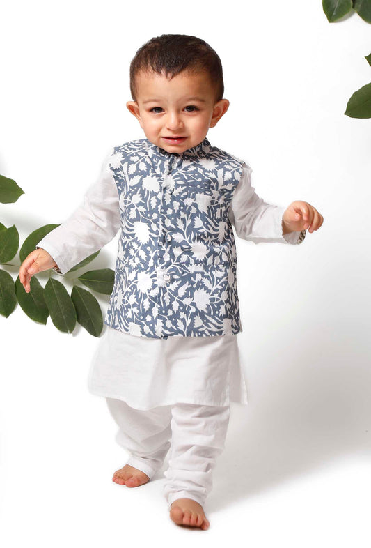 Set of 3: Fred Blue Jacket with White Kurta Pyjama Set サイズ 3〜6か月