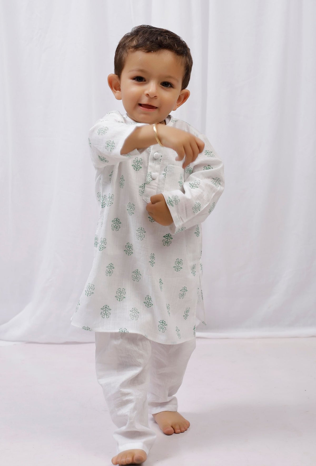 Set of 2: Green Hand Block Printed Cotton Kurta and White Pajama Set サイズ 1〜2歳