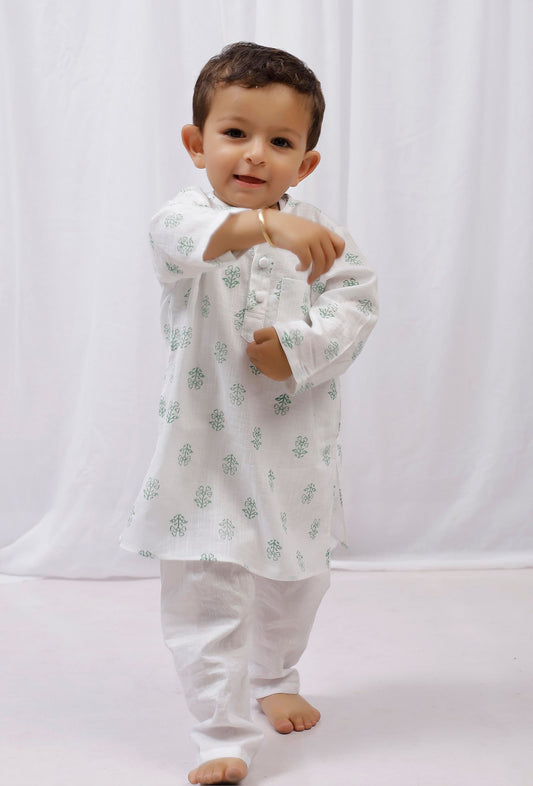 Set of 2: Green Hand Block Printed Cotton Kurta and White Pajama Set サイズ 1〜2歳