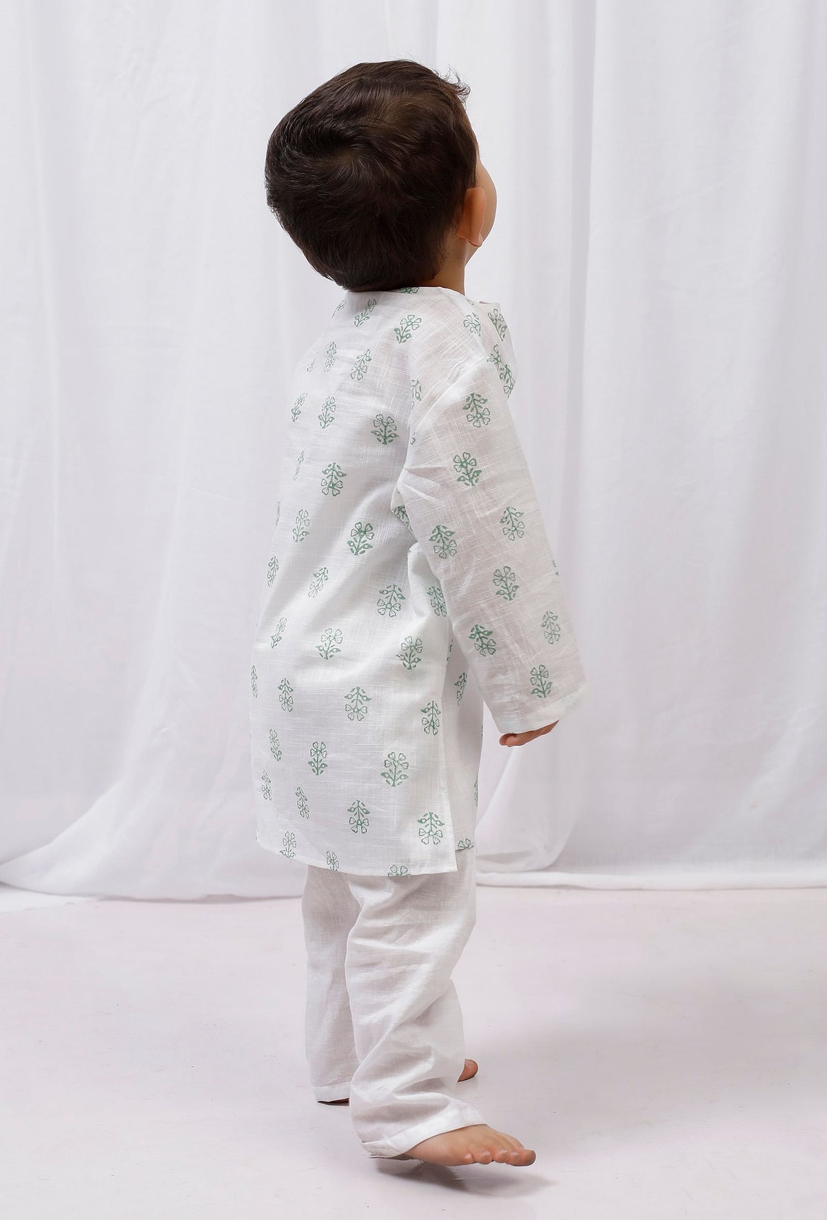 Set of 2: Green Hand Block Printed Cotton Kurta and White Pajama Set サイズ 1〜2歳