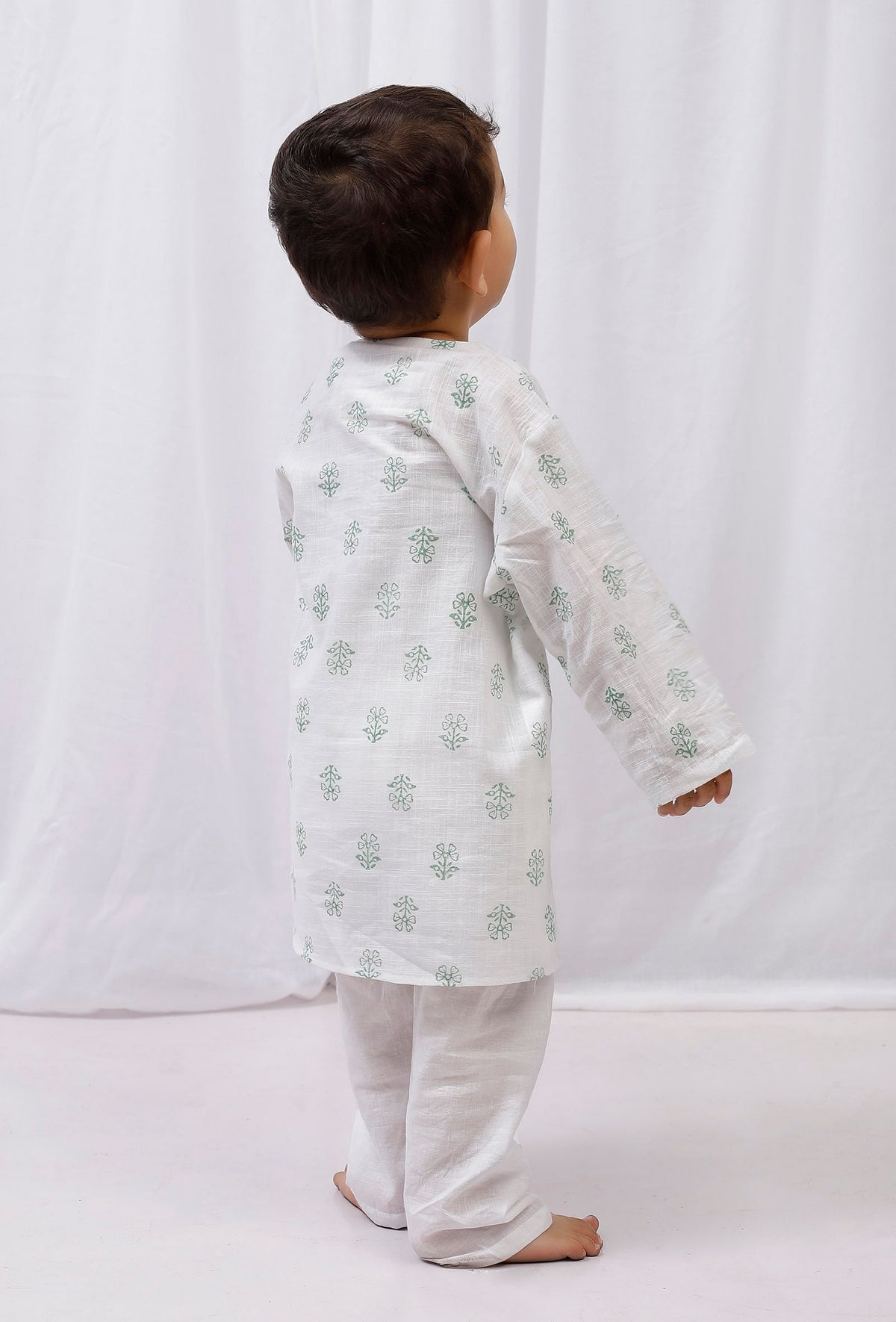 Set of 2: Green Hand Block Printed Cotton Kurta and White Pajama Set サイズ 1〜2歳