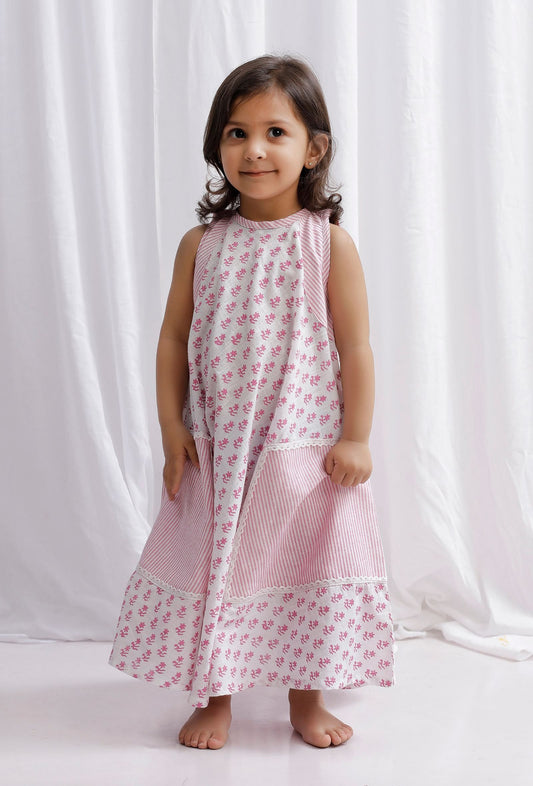 Pink Striped And Block Printed Cotton Halter Neck Dress With Lace Detailing サイズ 4〜5歳