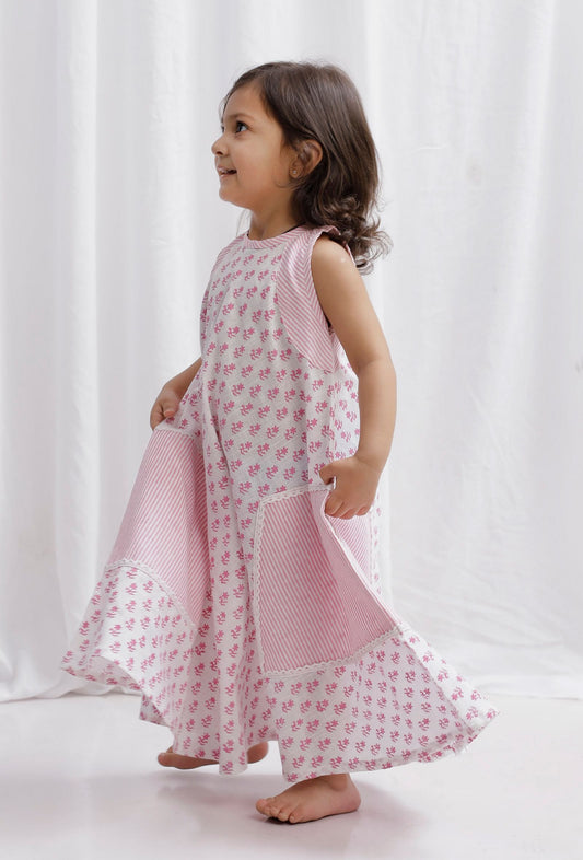 Pink Striped And Block Printed Cotton Halter Neck Dress With Lace Detailing サイズ 4〜5歳