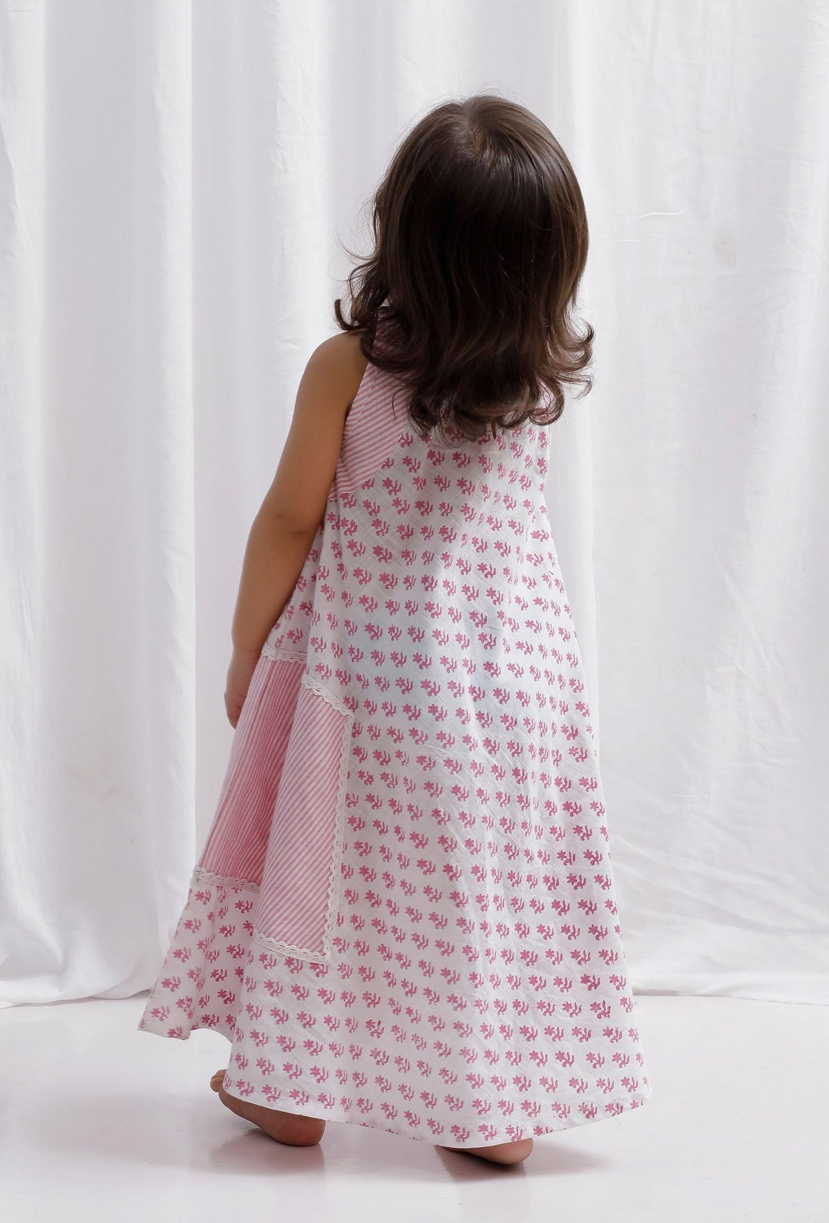 Pink Striped And Block Printed Cotton Halter Neck Dress With Lace Detailing サイズ 4〜5歳