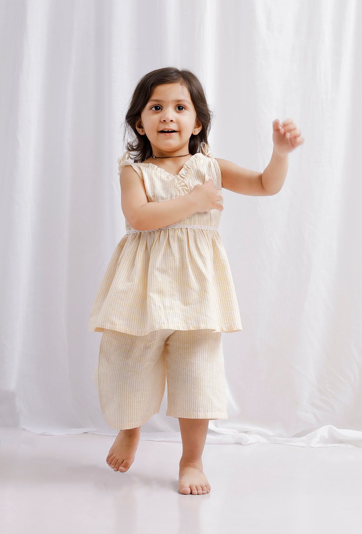 Set of 2: Yellow Striped Cotton Top with Yellow Striped Cotton Shorts サイズ 9〜10歳