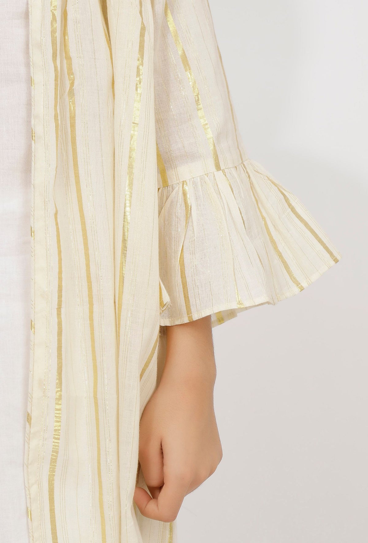 Set of 3: Sand White Cotton Slip Kurta with Stripe Pants and Cape サイズ 8〜9歳