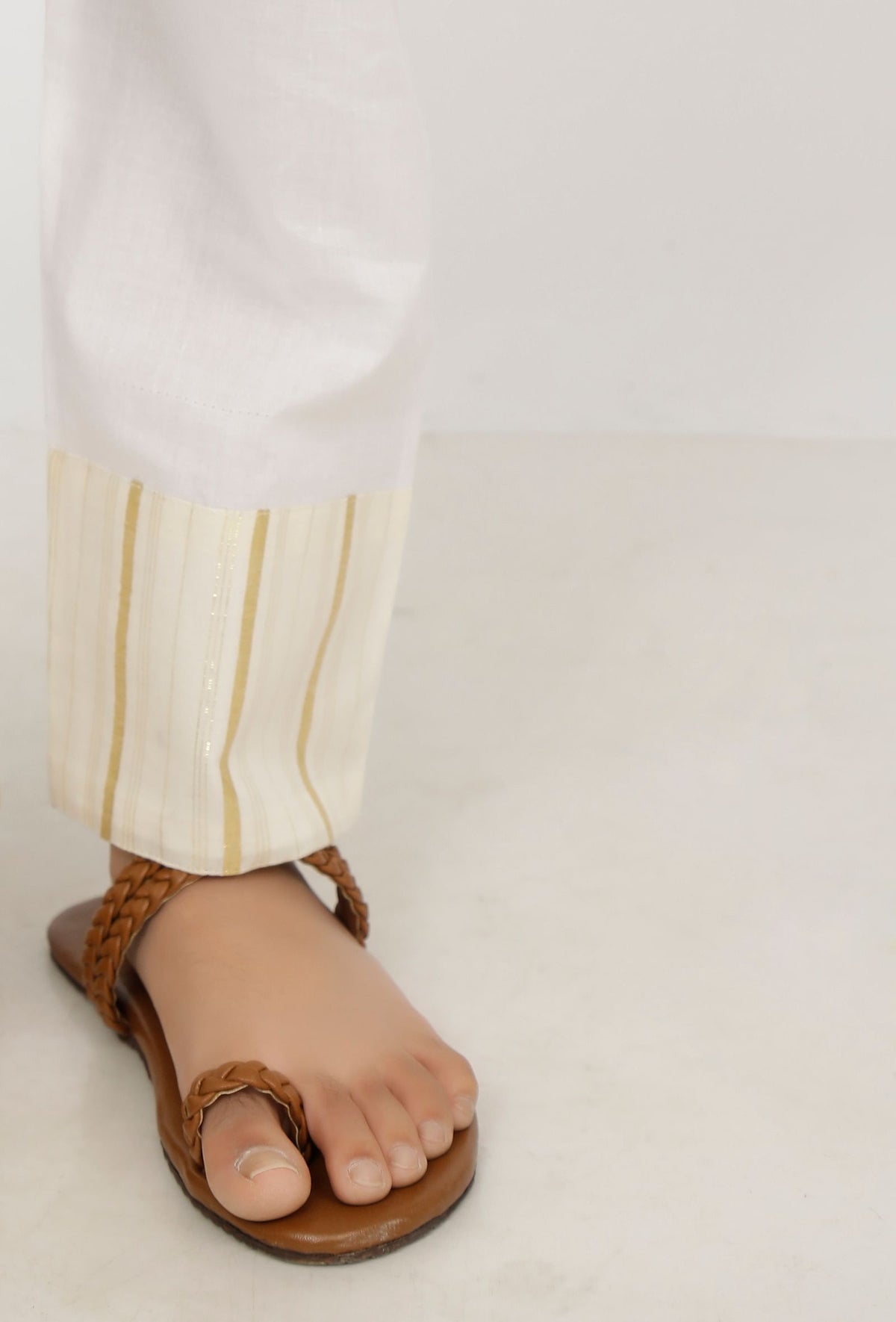 Set of 3: Sand White Cotton Slip Kurta with Stripe Pants and Cape サイズ 8〜9歳