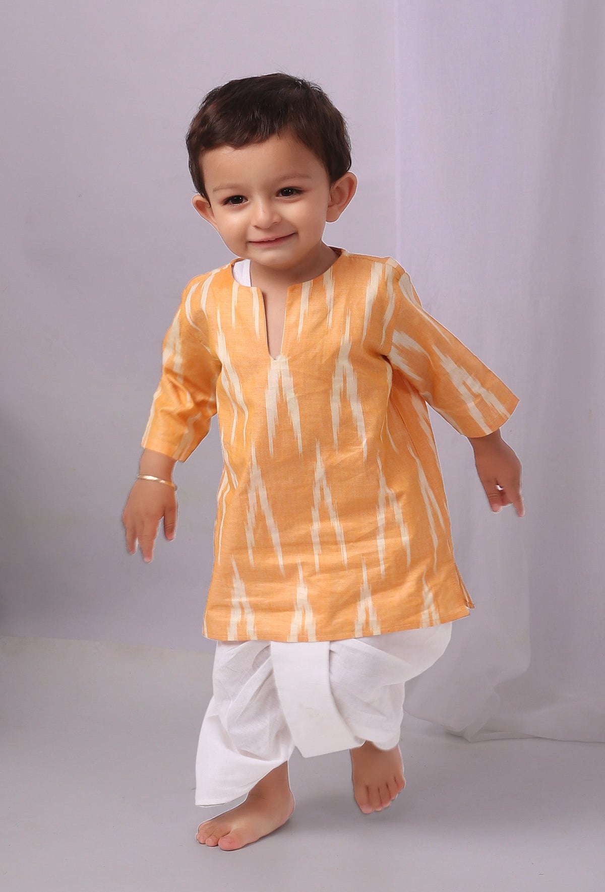 Set of 2: Mustard Yellow Ikat Kurta with White Dhoti Pants サイズ 6〜7歳