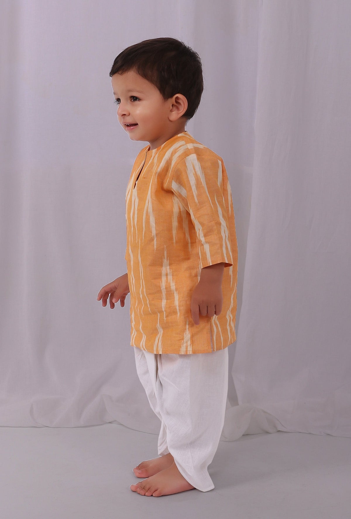 Set of 2: Mustard Yellow Ikat Kurta with White Dhoti Pants サイズ 6〜7歳