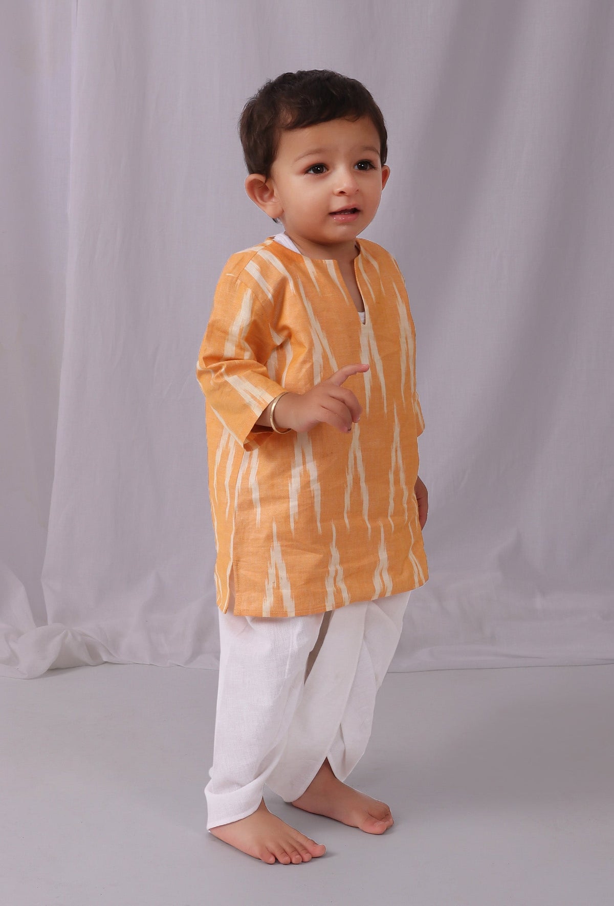 Set of 2: Mustard Yellow Ikat Kurta with White Dhoti Pants サイズ 6〜7歳