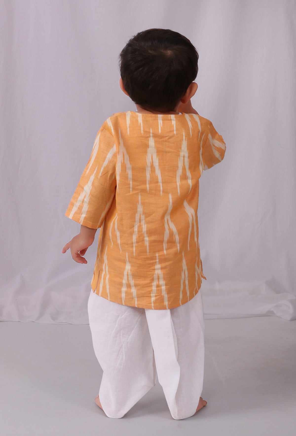 Set of 2: Mustard Yellow Ikat Kurta with White Dhoti Pants サイズ 6〜7歳