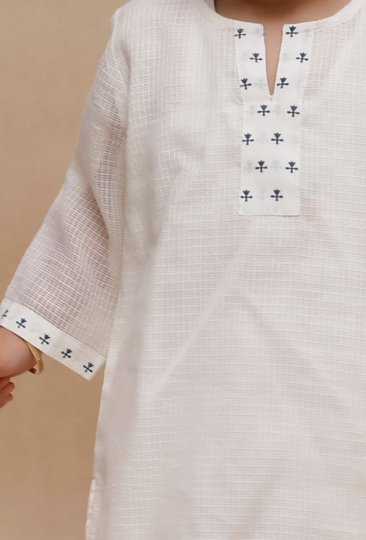 Set of 2: White Kota Shirt and White Short サイズ 6〜7歳