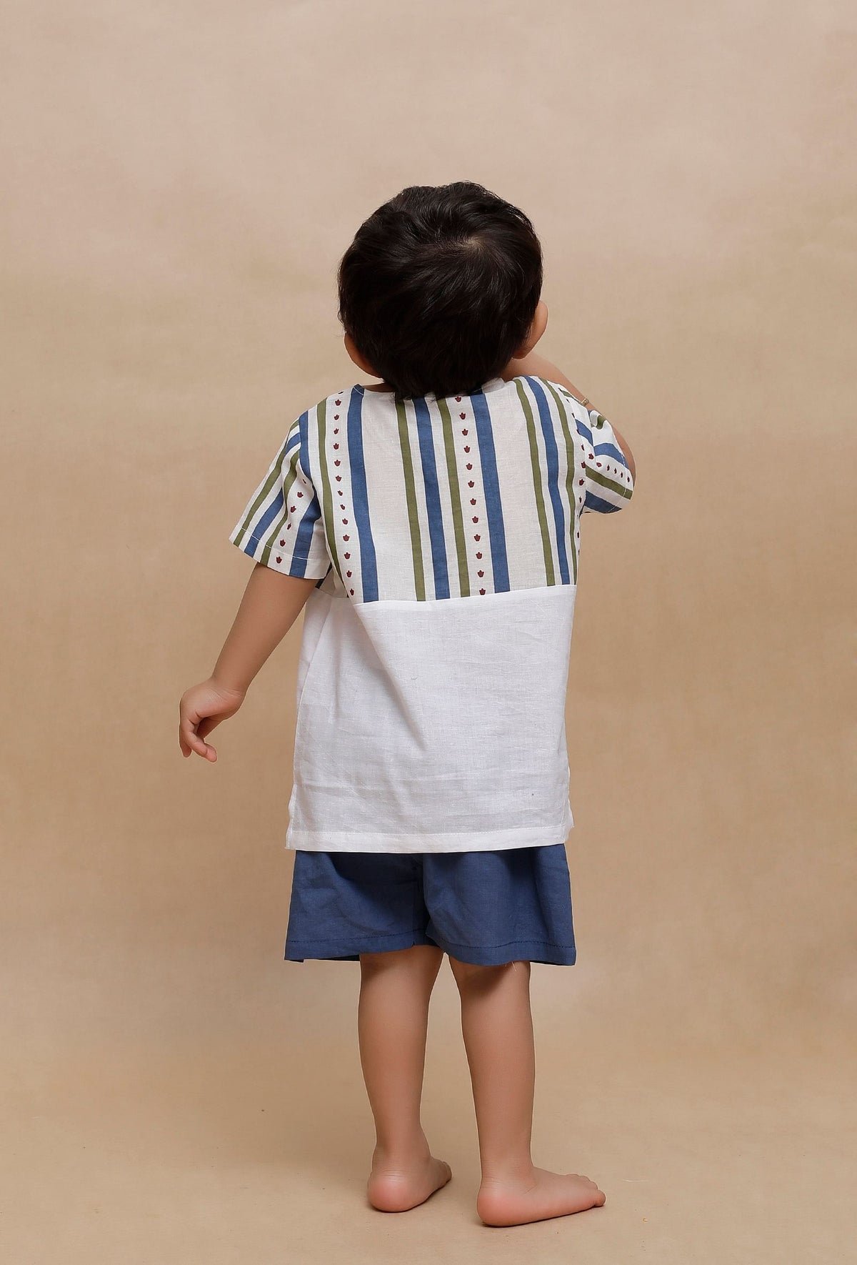 Set of 2: Off-White Multi Color Striped T-Shirt and Blue Short サイズ 6〜9か月