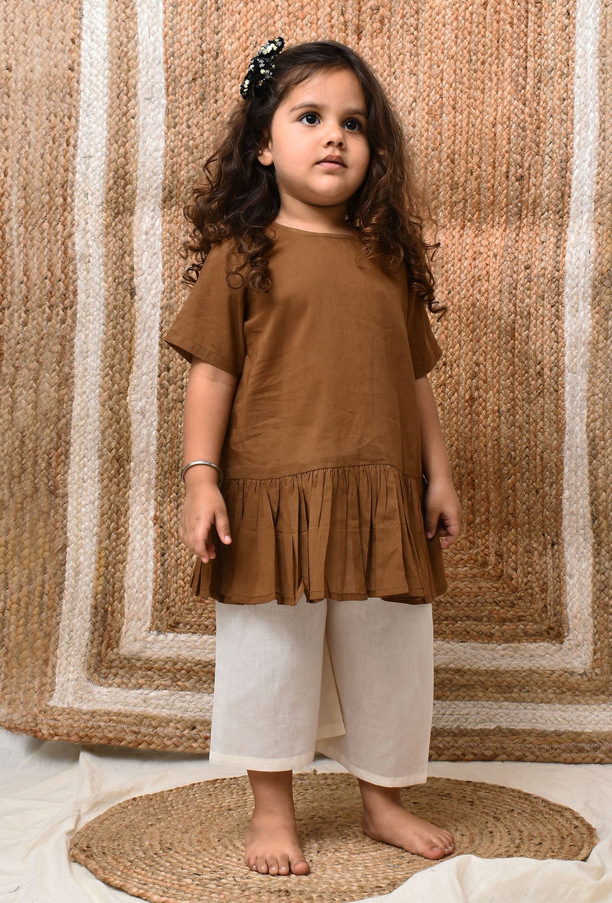 Set of 2: Brown Mul Mul Kurta with Off-White Pants サイズ 9〜12か月