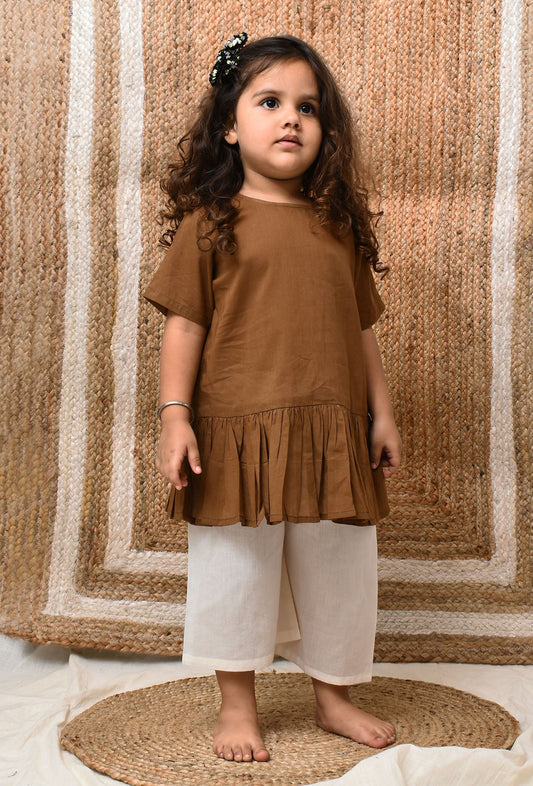 Set of 2: Brown Mul Mul Kurta with Off-White Pants サイズ 9〜12か月