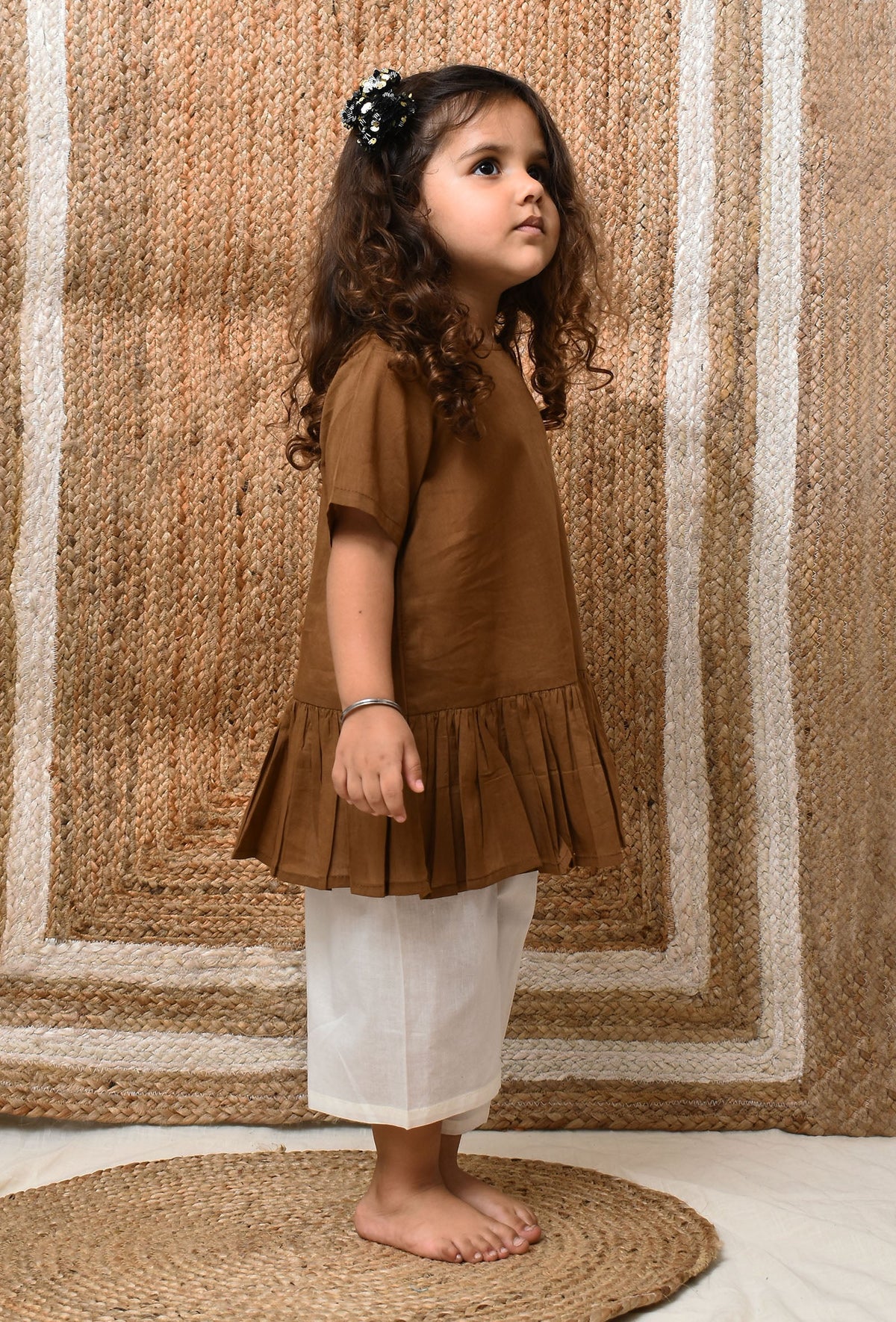 Set of 2: Brown Mul Mul Kurta with Off-White Pants サイズ 9〜12か月