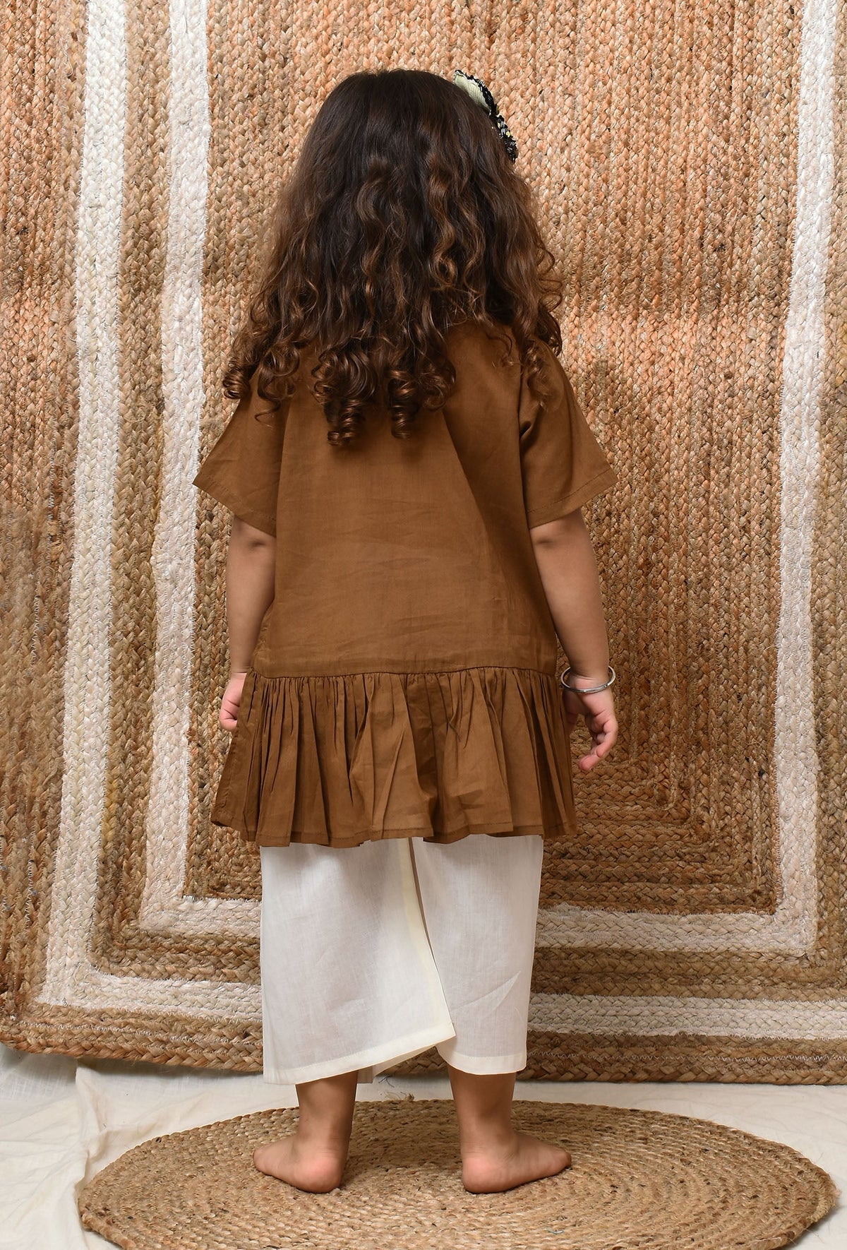 Set of 2: Brown Mul Mul Kurta with Off-White Pants サイズ 9〜12か月