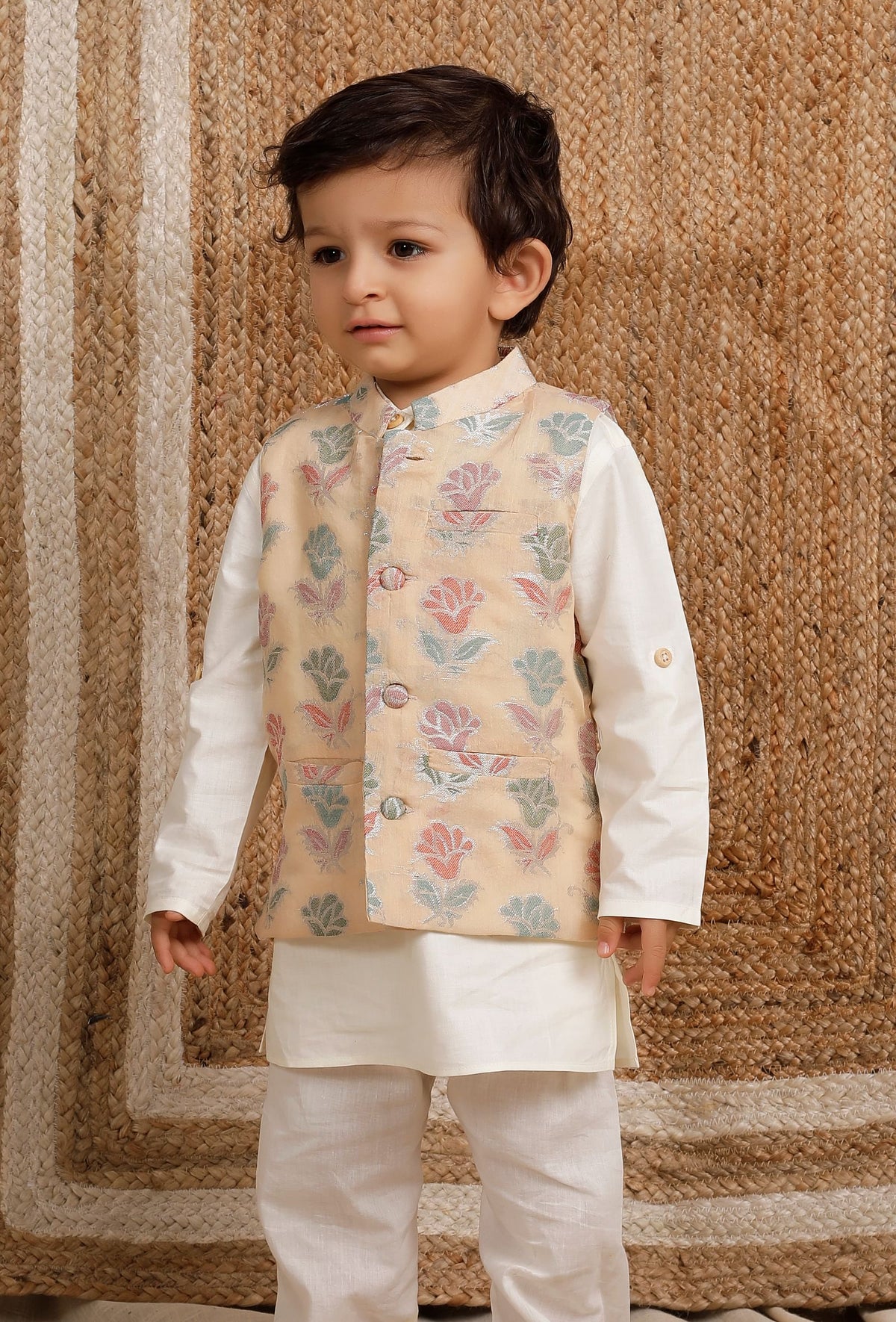 Set of 3: Off White Cotton Silk Kurta, Pyjama & Peach Brocade Nehru Jacket サイズ 7〜8歳