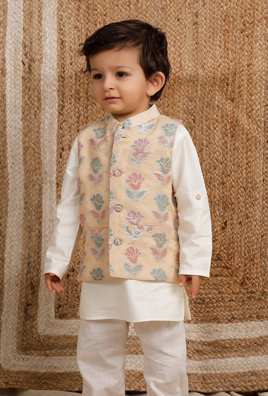 Set of 3: Off White Cotton Silk Kurta, Pyjama & Peach Brocade Nehru Jacket サイズ 7〜8歳