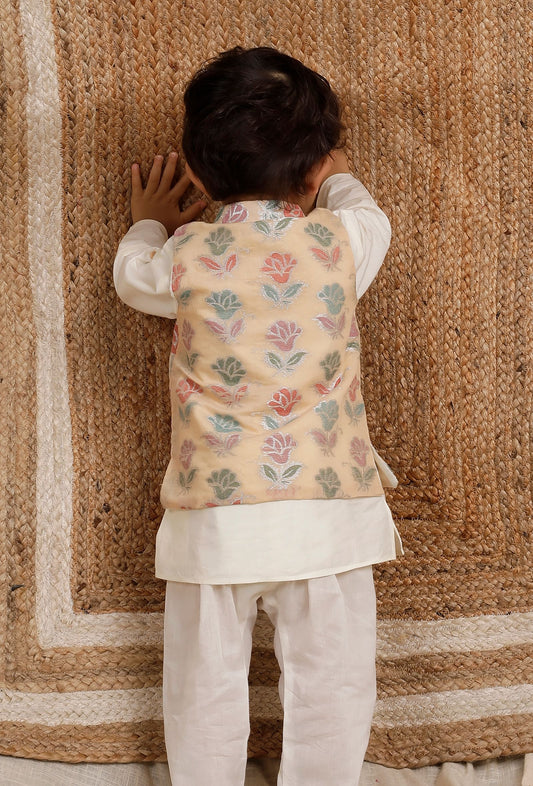 Set of 3: Off White Cotton Silk Kurta, Pyjama & Peach Brocade Nehru Jacket サイズ 7〜8歳