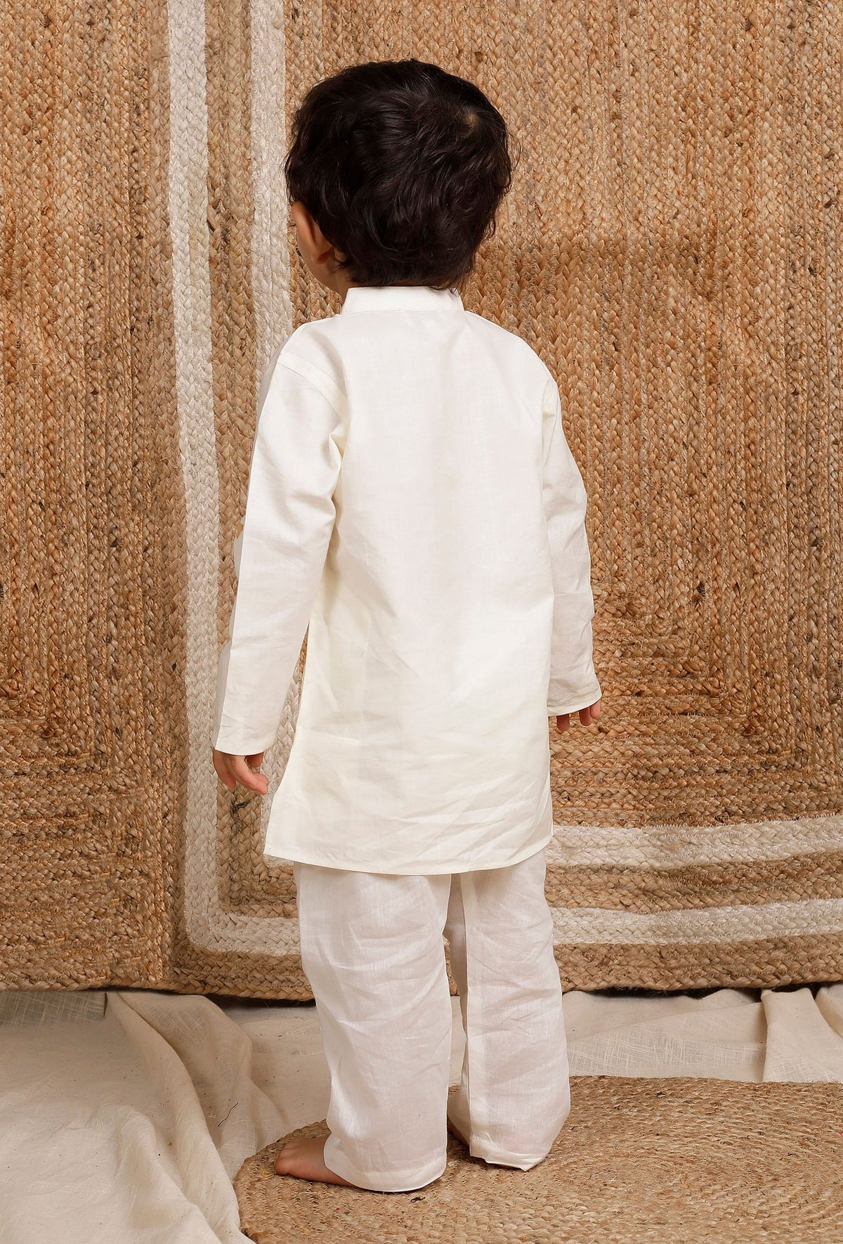 Set of 3: Off White Cotton Silk Kurta, Pyjama & Peach Brocade Nehru Jacket サイズ 7〜8歳