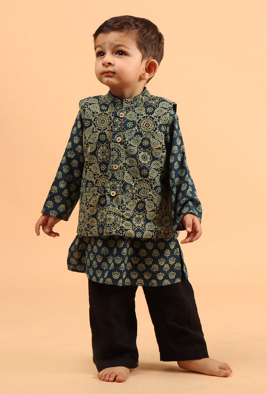 Set of 3: Shray Indigo Cotton Kurta, Black Pyjama & Indigo Ajrakh Print Jacket サイズ 4〜5歳