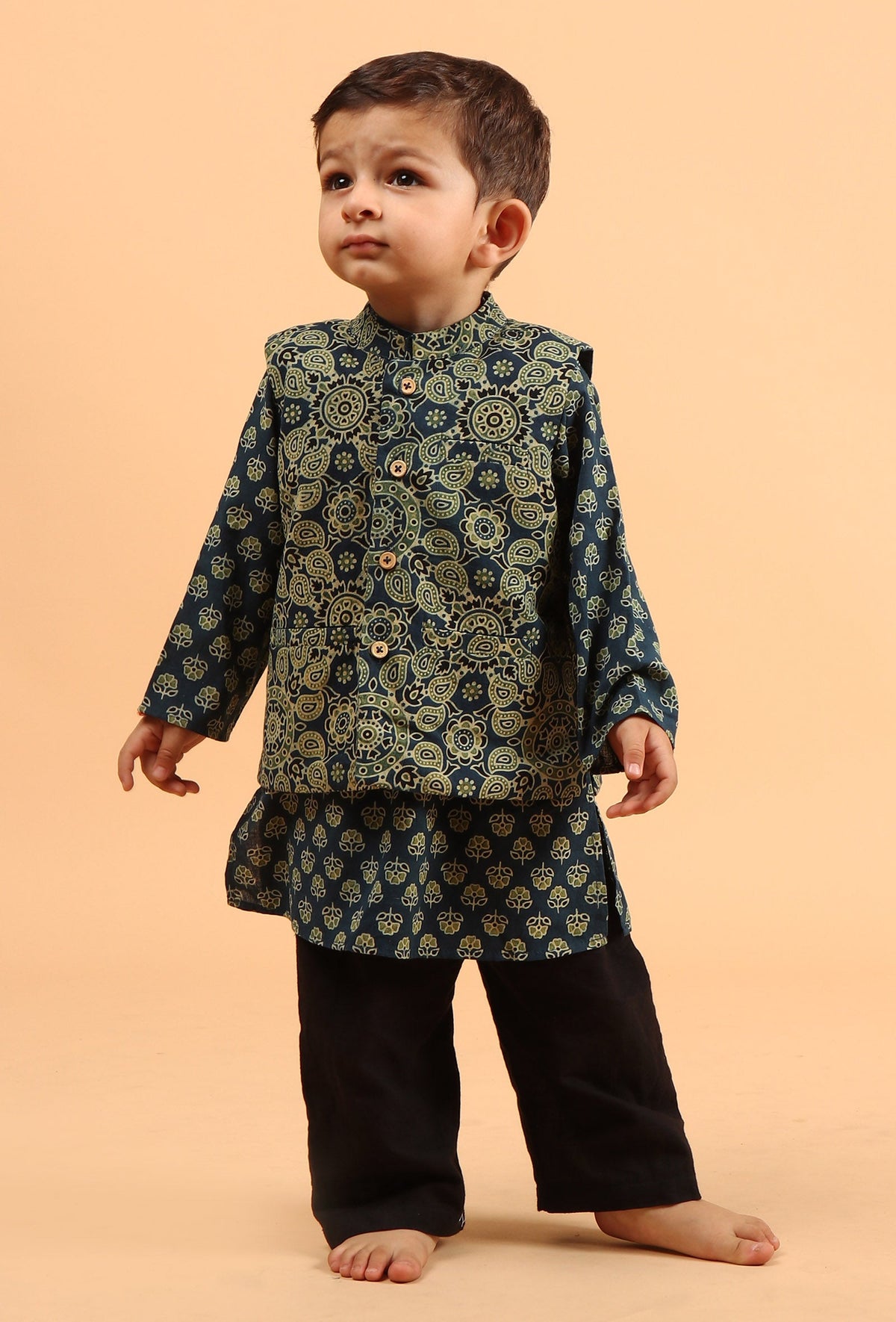 Set of 3: Shray Indigo Cotton Kurta, Black Pyjama & Indigo Ajrakh Print Jacket サイズ 3〜4歳
