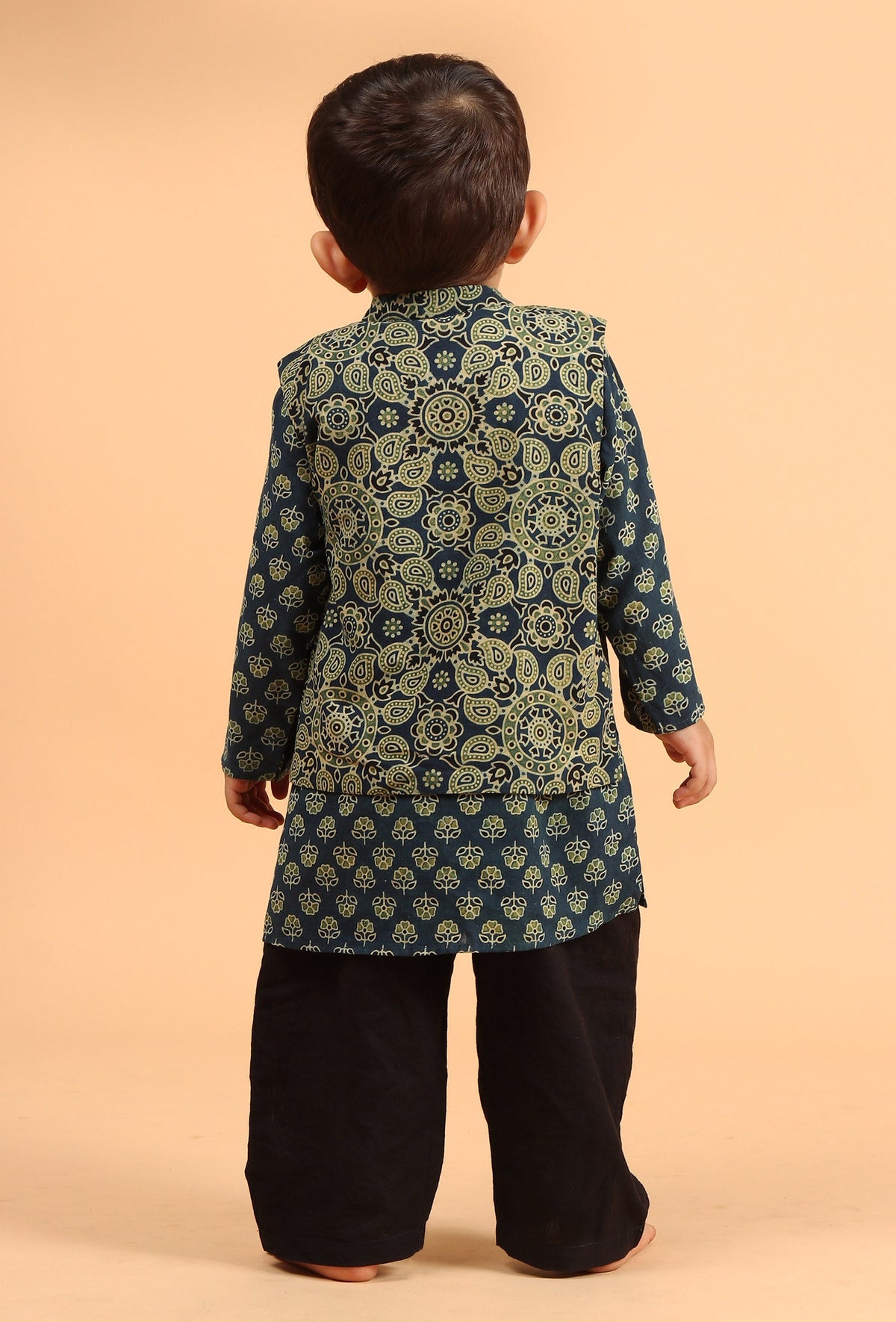 Set of 3: Shray Indigo Cotton Kurta, Black Pyjama & Indigo Ajrakh Print Jacket サイズ 1〜2歳