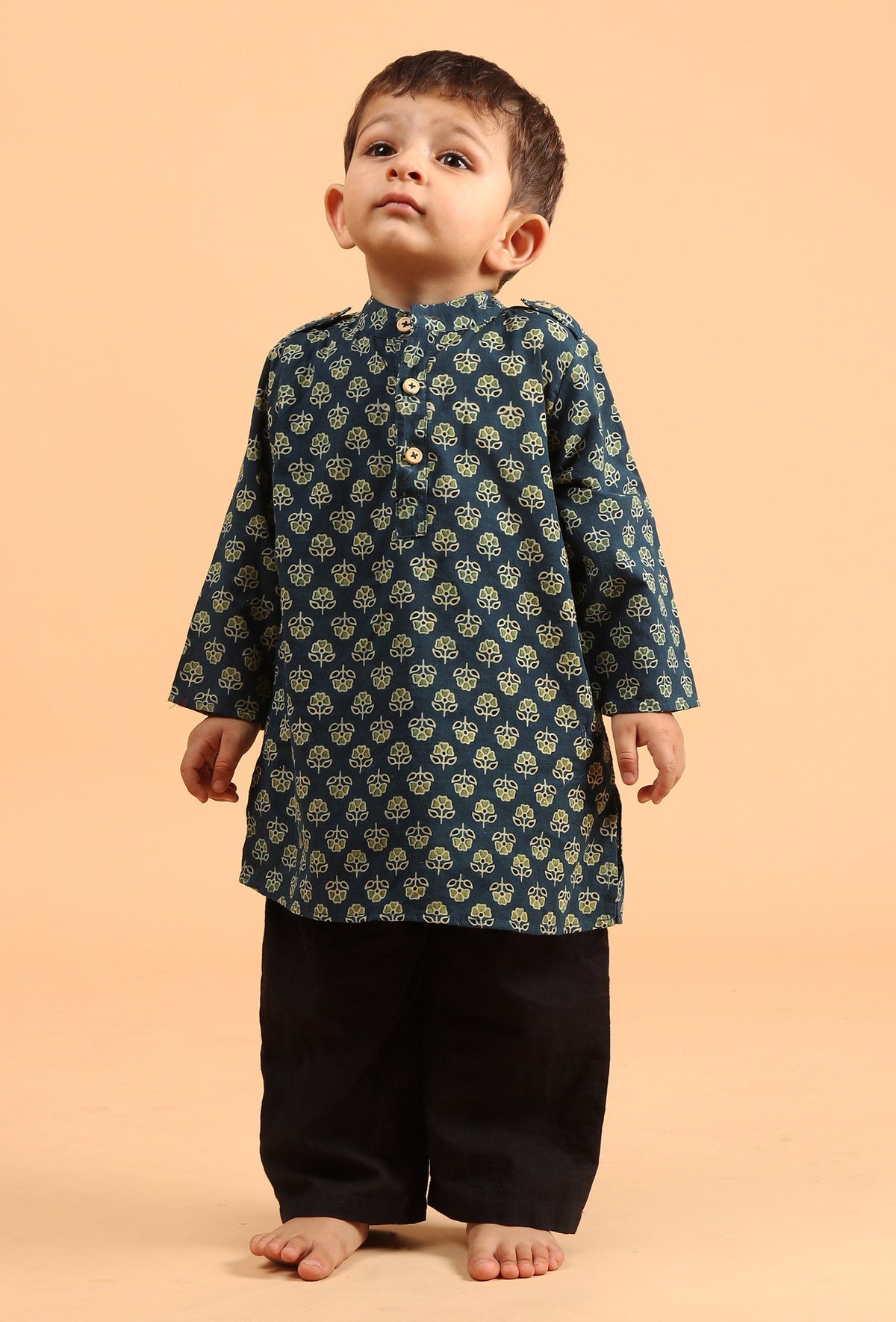 Set of 3: Shray Indigo Cotton Kurta, Black Pyjama & Indigo Ajrakh Print Jacket サイズ 4〜5歳