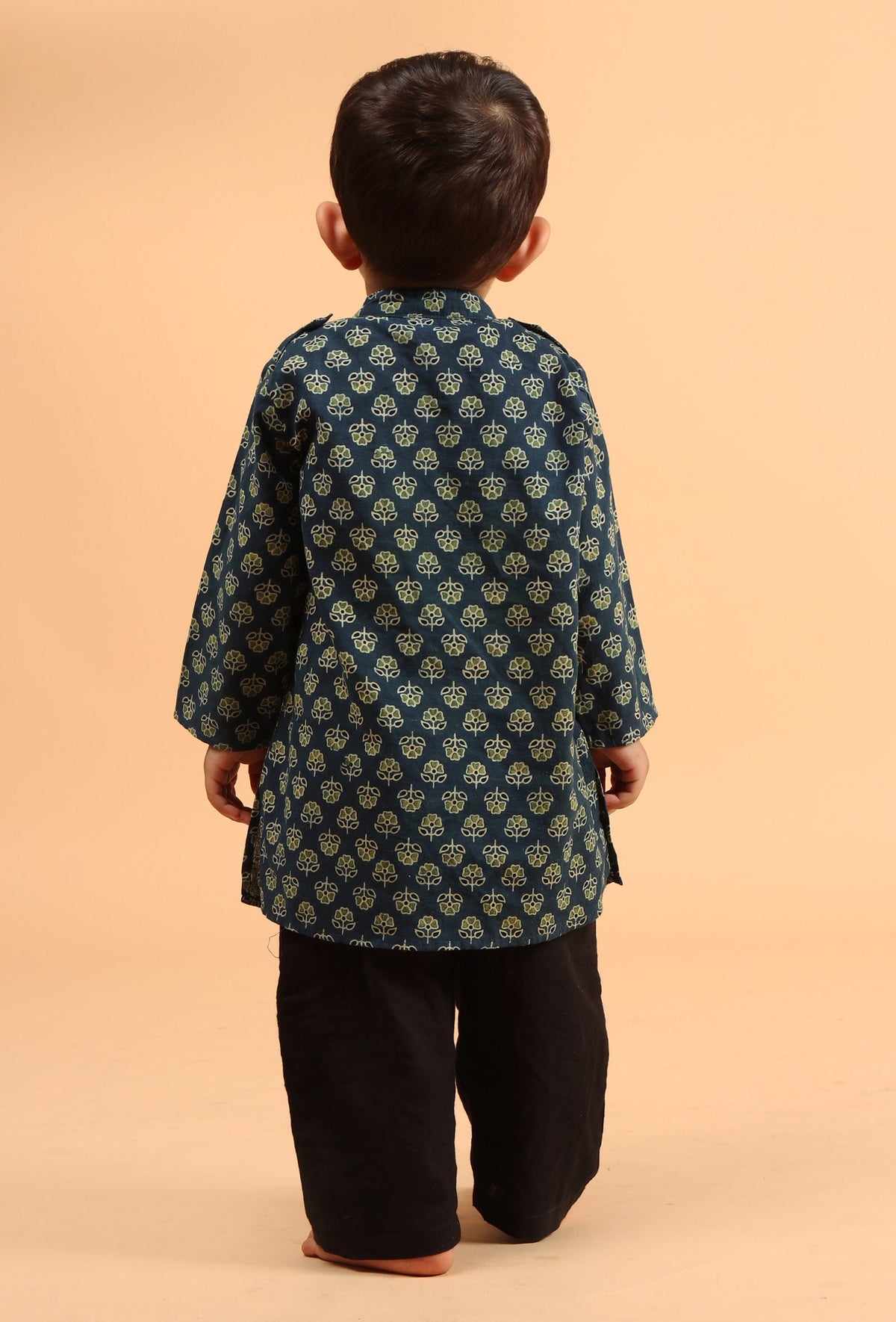 Set of 3: Shray Indigo Cotton Kurta, Black Pyjama & Indigo Ajrakh Print Jacket サイズ 3〜4歳