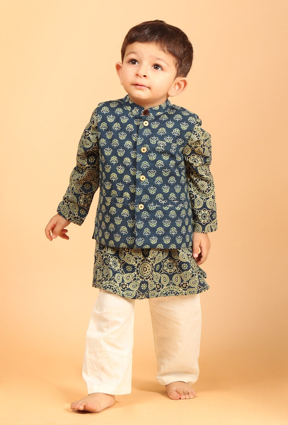 Set of 3: Taksh Indigo Cotton Kurta, Off-White Pyjama & Indigo Print Jacket サイズ 4〜5歳