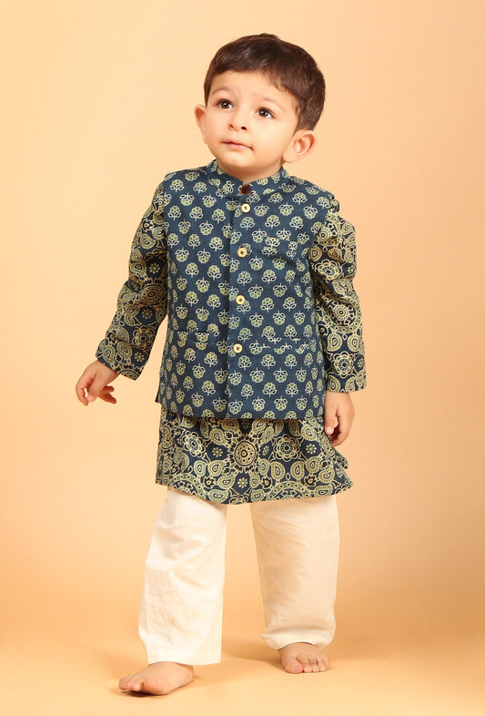 Set of 3: Taksh Indigo Cotton Kurta, Off-White Pyjama & Indigo Print Jacket サイズ 4〜5歳