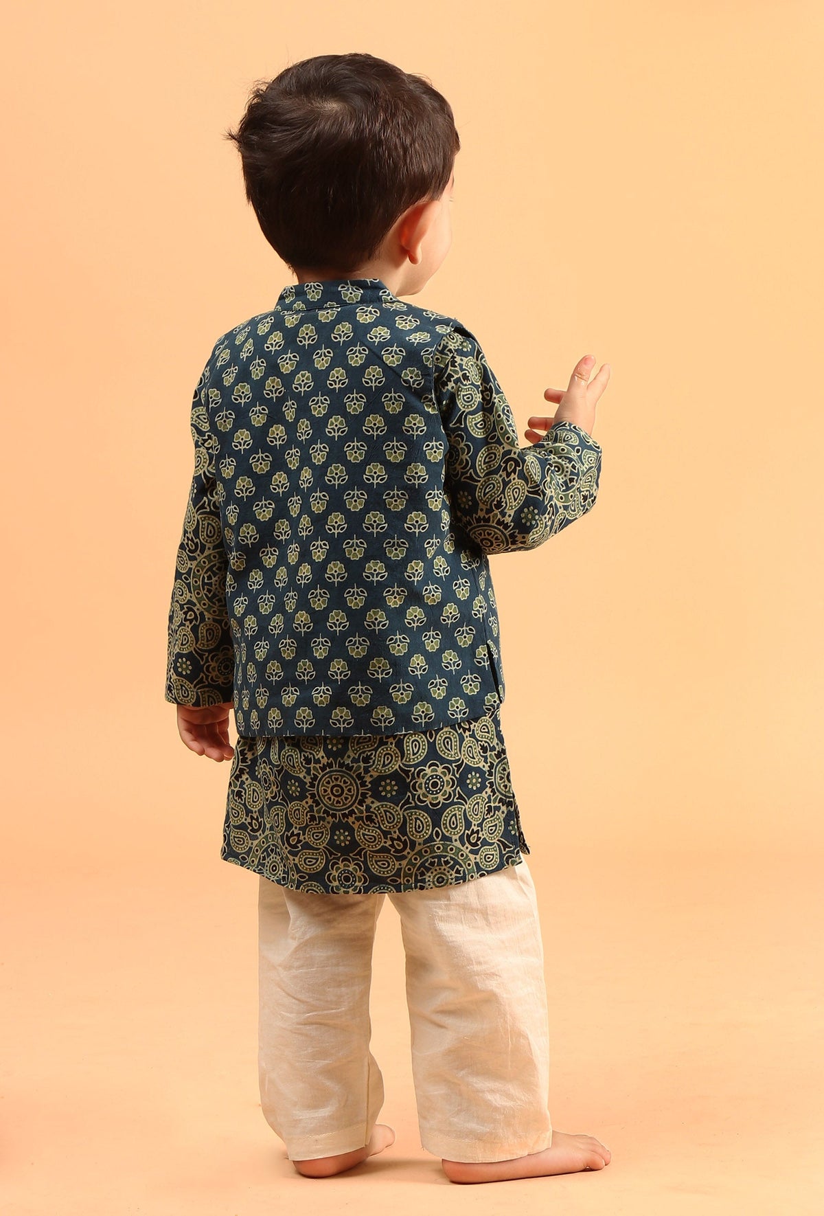 Set of 3: Taksh Indigo Cotton Kurta, Off-White Pyjama & Indigo Print Jacket サイズ 1〜2歳