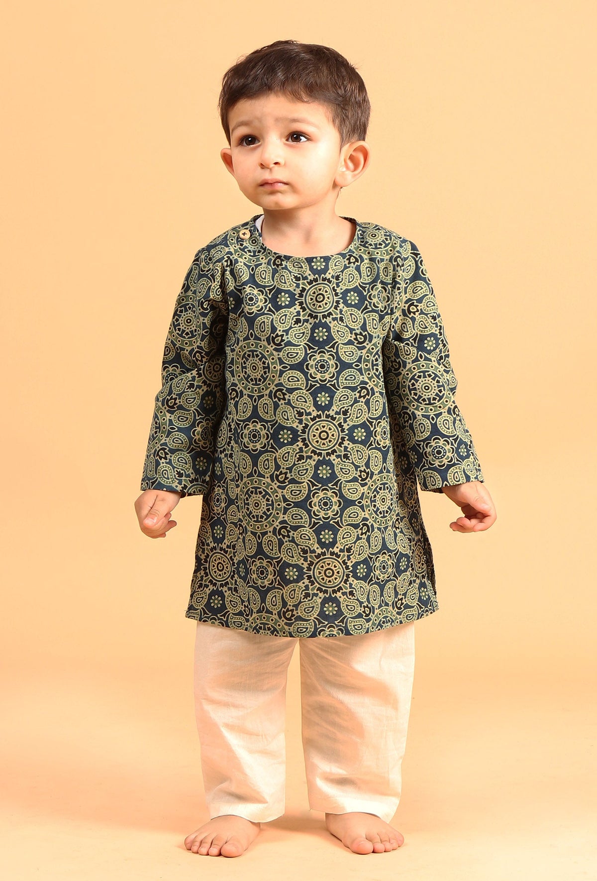 Set of 3: Taksh Indigo Cotton Kurta, Off-White Pyjama & Indigo Print Jacket サイズ 3〜4歳