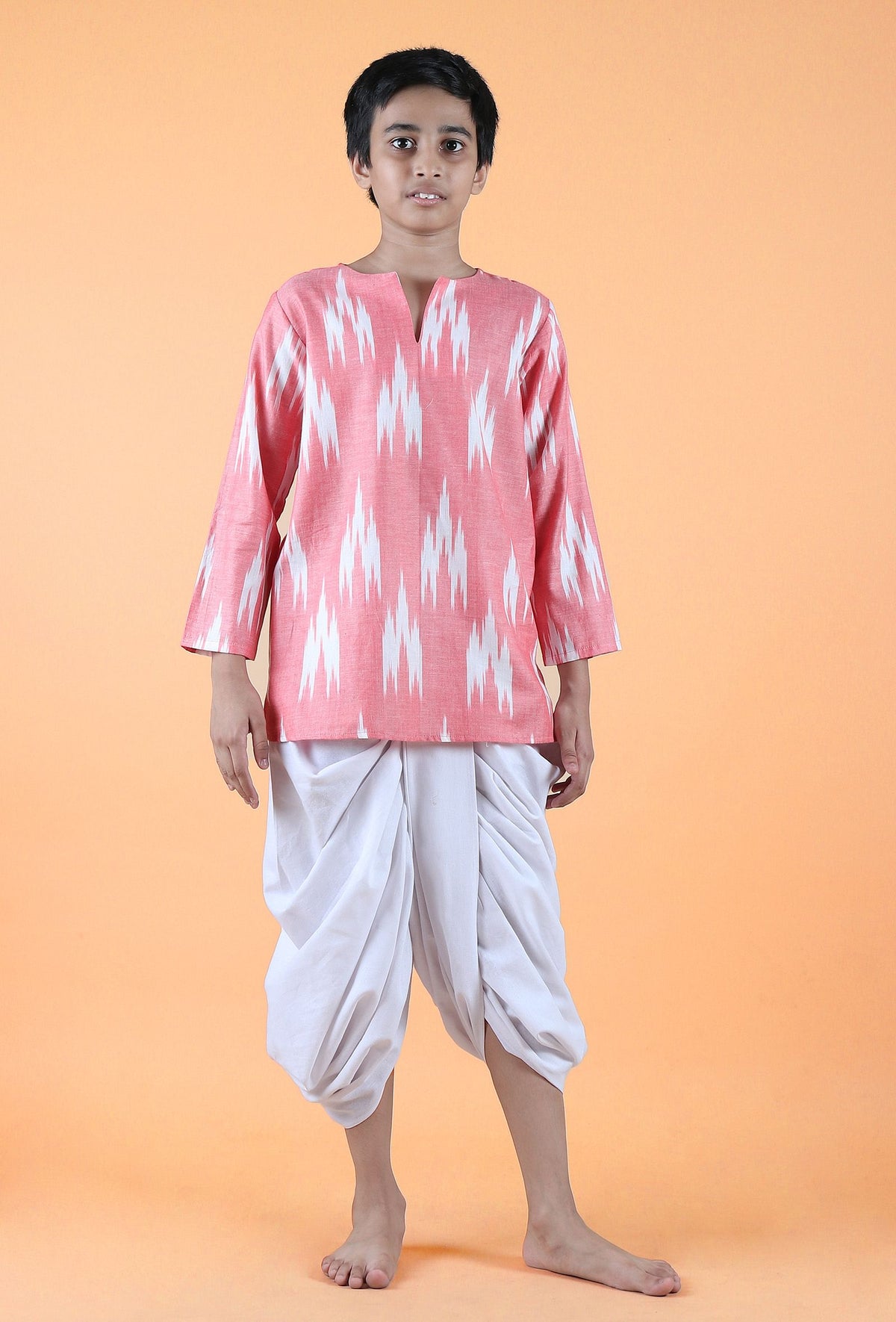 Set of 2 - Pink Ikat Cotton Kurta & White Dhoti Pants サイズ 5〜6歳