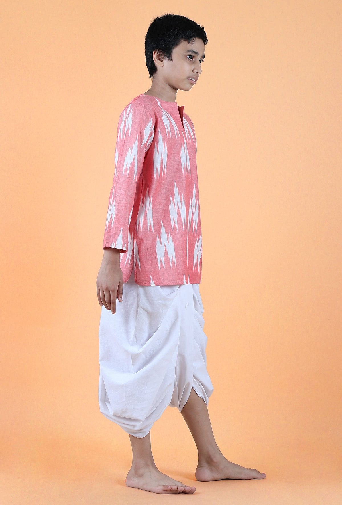 Set of 2 - Pink Ikat Cotton Kurta & White Dhoti Pants サイズ 5〜6歳